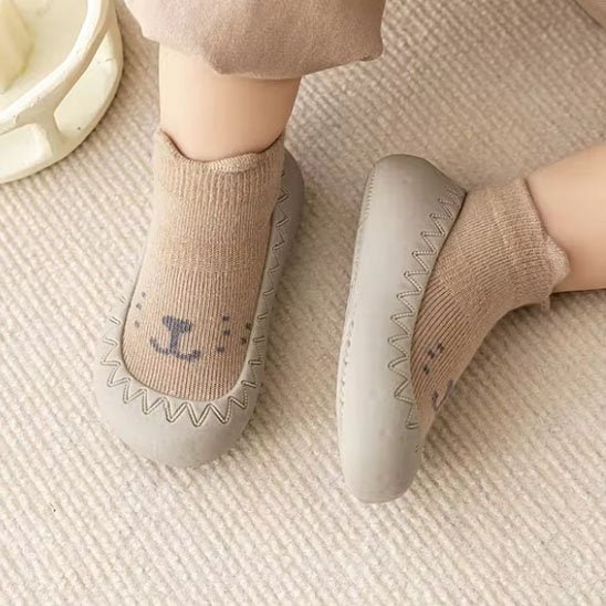 chaussure bebe café sur pieds