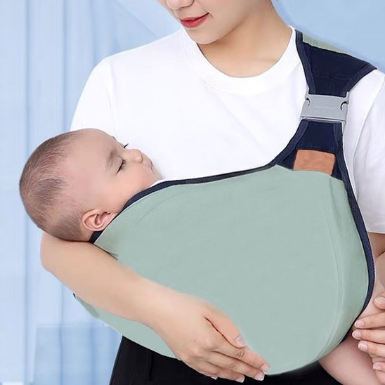 maman souriant regardant bebe dans echarpe bebe
