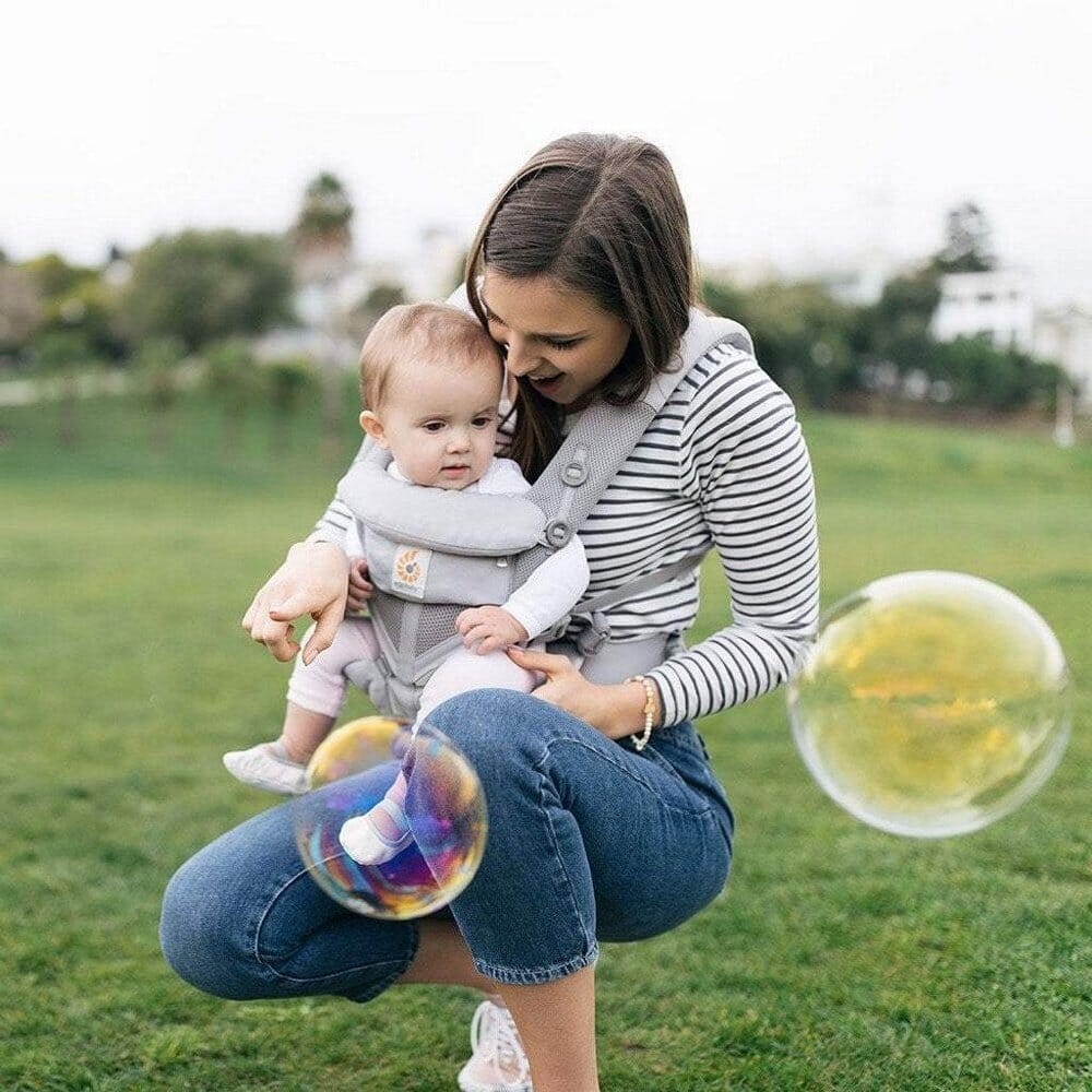 Porte Bébé - BreathBabyBag™ - Gris - Promenade bébé