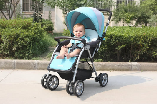 BEBE DANS BEBE POUSSETTE AU PARC