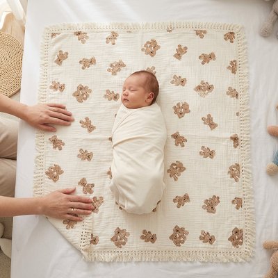 bebe coucher sur couverture bebe