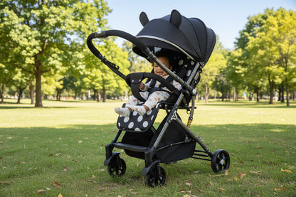 bebe dans poussette bebe Minnie disney dans parc 