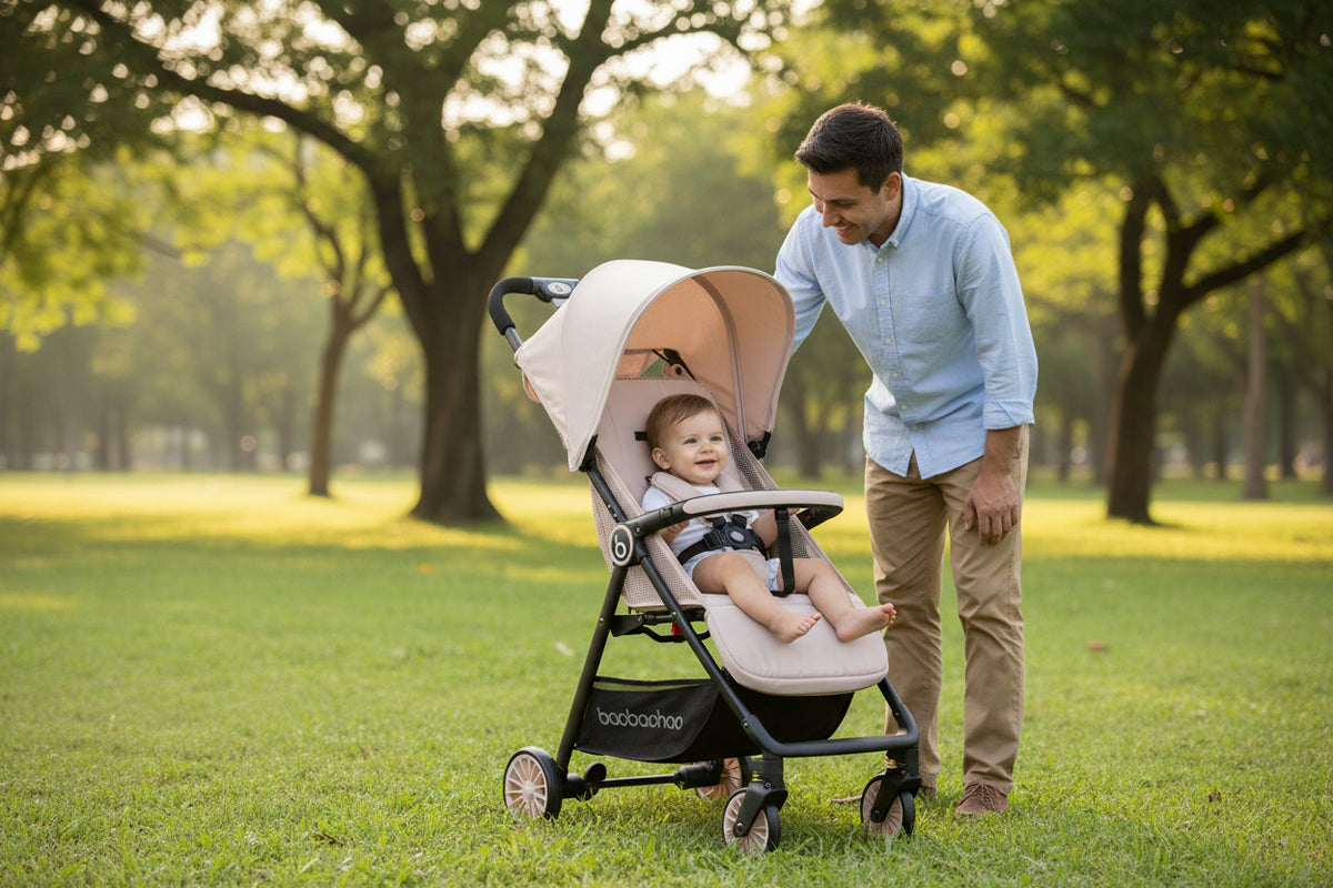 bebe dans poussette bebe au parc proche papa