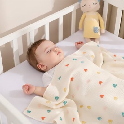 bebe dormant paisiblement dans berceau couvert par couverture bebe