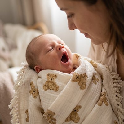 bebe emmailloter dans couverture bebe dans bras de maman