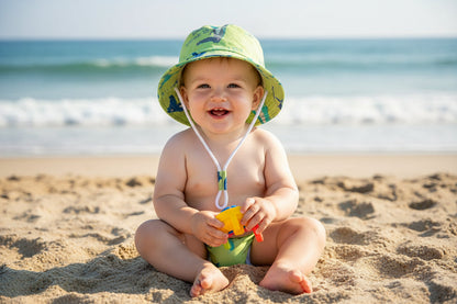 bebe portant chapeau anti UV bebe motif dinosaure a plage