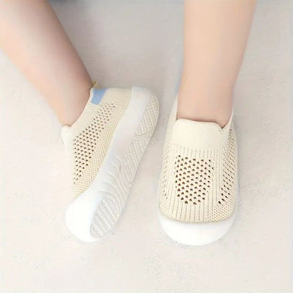 chaussure bebe a maille beige sur pieds de bebe