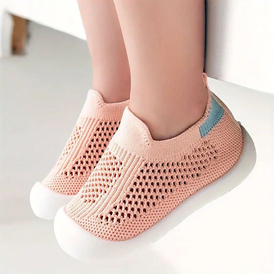 chaussure bebe a maille rose sur pieds de bebe