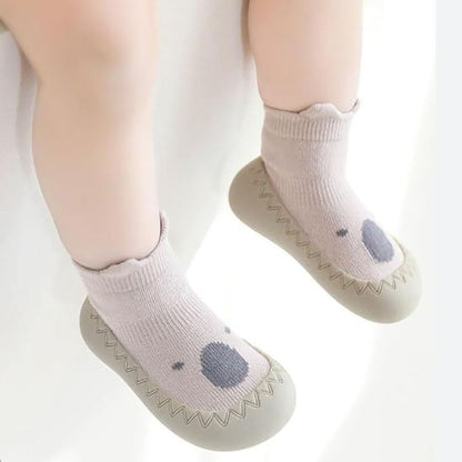 chaussure bebe beige sur pieds enfant