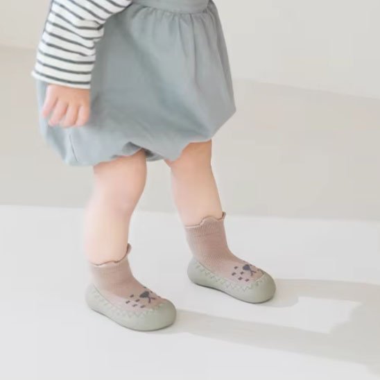 chaussure bebe beige sur pieds 