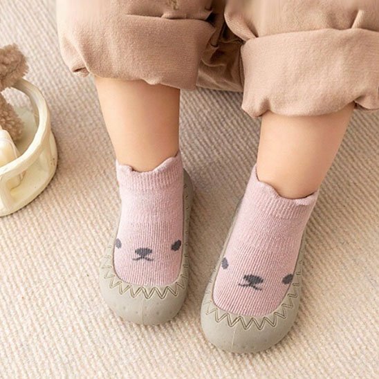 chaussure bebe rose sur pieds enfant