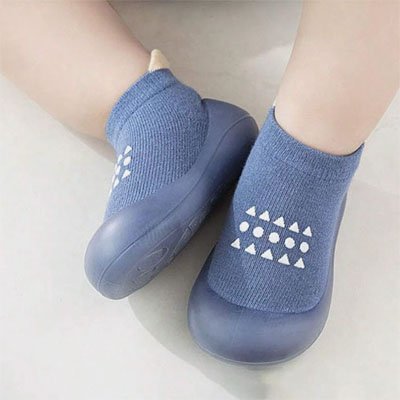 chaussure bebe souple bleue sur pieds de bebe