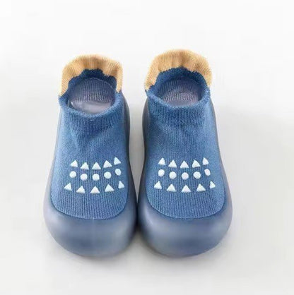 chaussure bebe souple bleue sur sol