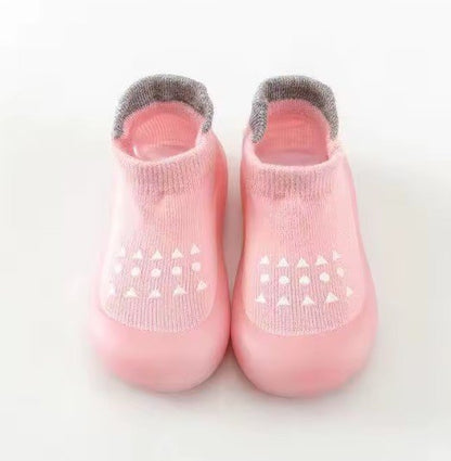 chaussure bebe souple rose sur sol