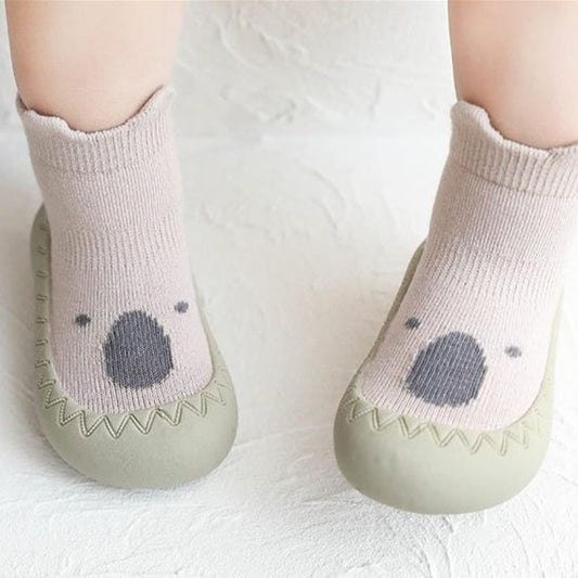 Chaussure bebe sur pieds enfant
