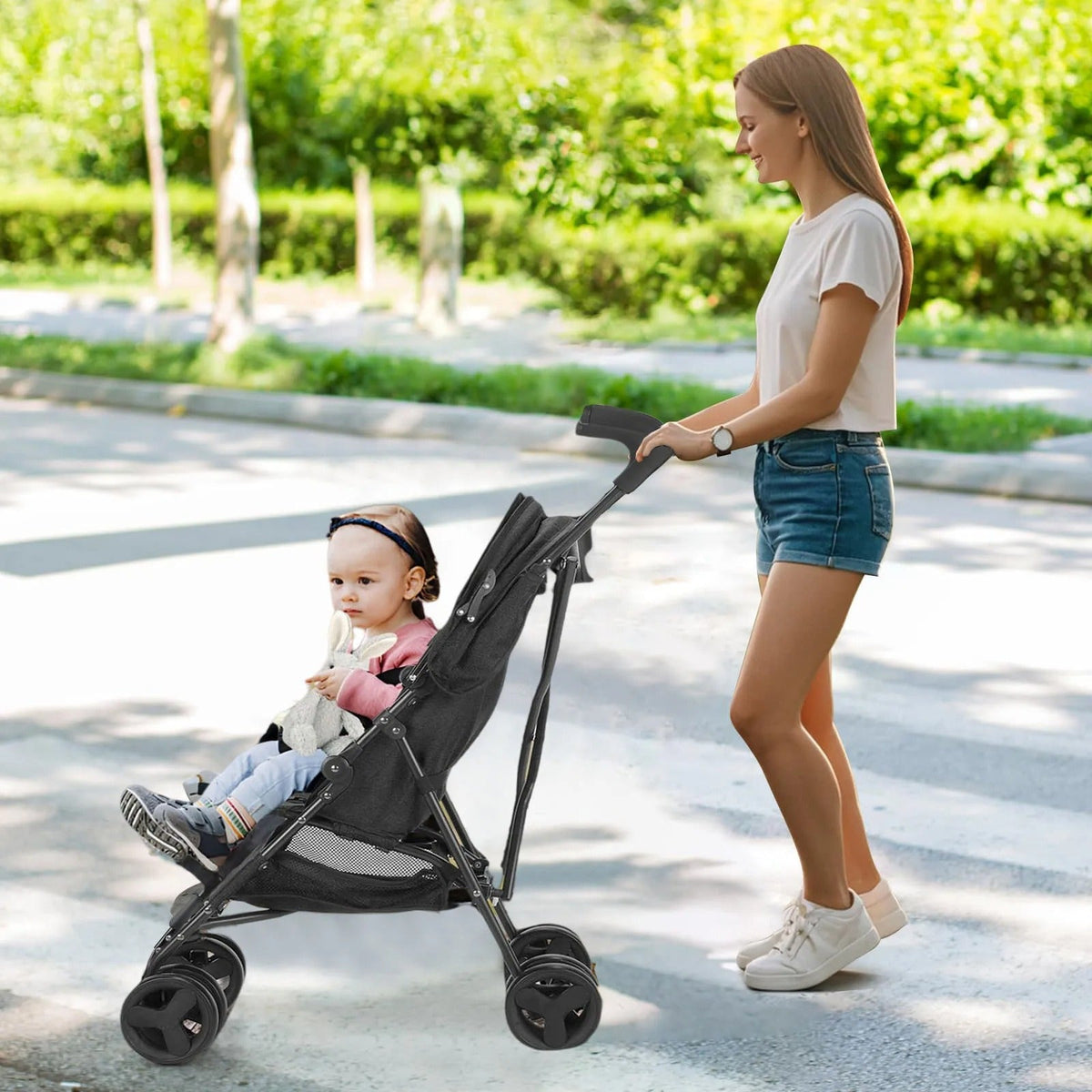 femme conduisant fille dans poussette pour les bébés