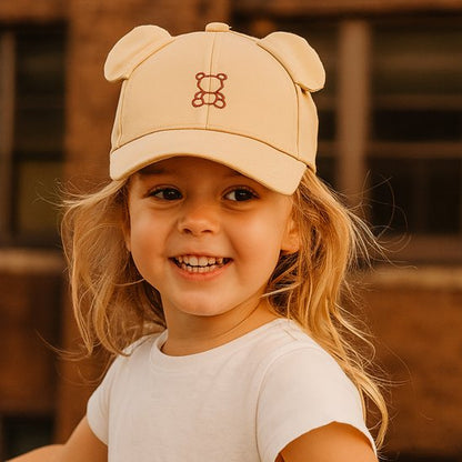fille joyeuse portant casquette bebe beige