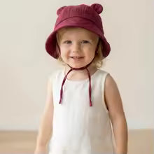 fille portant chapeau bebe rouge