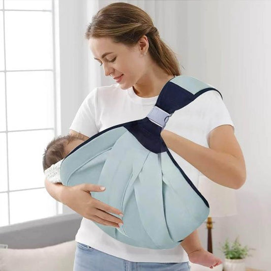 maman portant bebe dans echarpe de portage vert