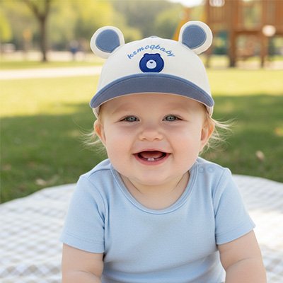 maman bebe souriante portant casquette bebe ajustable 