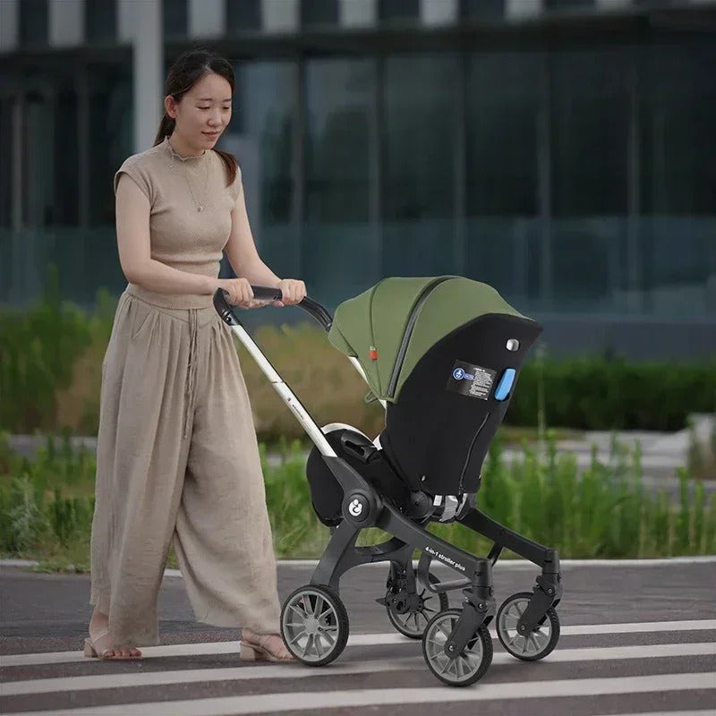 maman poussant bebe dans poussette bebe verte