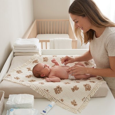 maman regardant bebe coucher sur couverture bebe