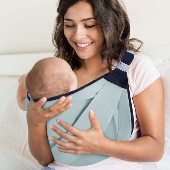 maman souriant en regardant bebe dans echarpe bebe